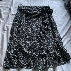 Prickig kjol - En prickig kjol med dragkedja på sidan och ett pand att knyta. Använd fåtal gånger