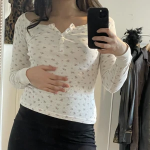 Fin tröja - Fin blommig tröja!🤍