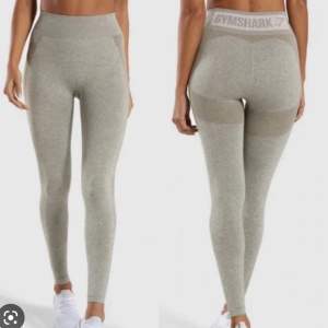 Jättefina sparsamt använda tights från gymshark i storlek xs, passar även s. Färgen är khaki och dem är från flex high waist kollektionen☺️