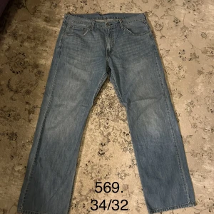 Levis jeans  - Feta Levis 569 riktigt schysst färg!  Storlek 34/32   Pris 299