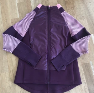 Jacka Kari Traa - Träningsjacka storlek small. Använt men ok skick. 