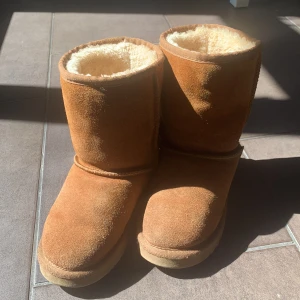 Uggs  - Jag säljer dem här uggsen för att dom är försmå. Jag har använt dom väldigt sparsamt så dom är i ett bra skick. 