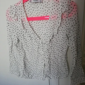 Mango blus - Säljer en jättefin vit blus från Mango. Har använd den ett par gånger men den har inga skador. Säljer pågrund av att jag inte längre använder den. Passar perfekt för sommaren då den är tunn och genomskinlig. Storlek Xs men passar även S . 