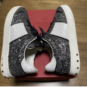 valentino flycrew strl 38 - säljer nu mina älsklingsskor som knappt får användning. därav hoppas jag på att någon annan använder de mer. storlek 38. knappt använda. köpta på vestiaire. samma skick nu som då. alla nitar kvar. frakt tillkommer! 🤍 försten till kvarn 🥹