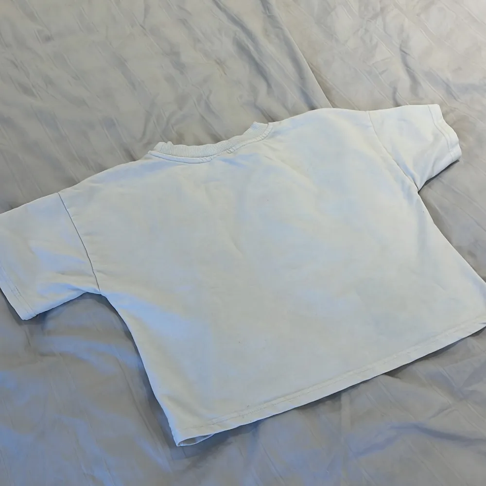 En basic vit kortärmad med en text på ”do your thing” är väldig bekvämt och är lite oversized och tvättas ut innan skick. T-shirts.