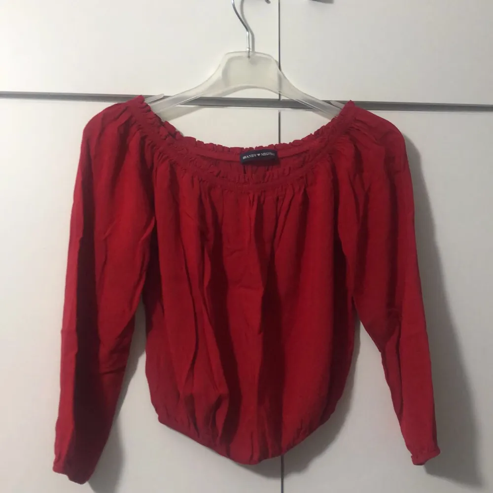 Jätte fin tröja ifrån brandy Melville som är i onesize. Den är väldigt vacker och har en härlig röd färg!. Blusar.