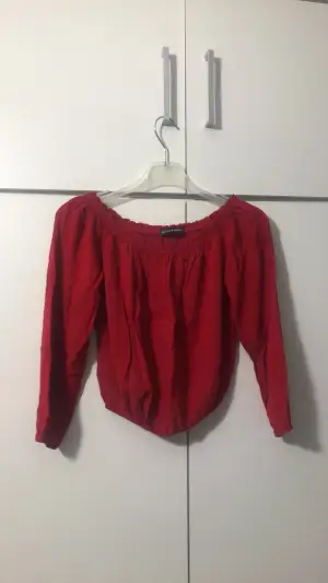 Jätte fin tröja ifrån brandy Melville som är i onesize. Den är väldigt vacker och har en härlig röd färg!