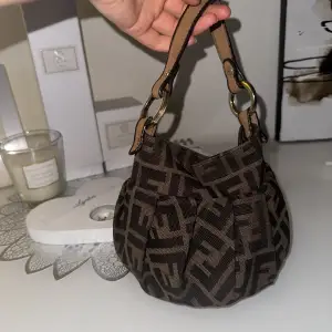 En så fin fendi väska i bra skick men som tyvärr inte kommer till användning. Har dustbag och intyg på att den är äkta🤩🥰