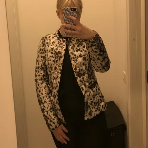 Vårjacka  - Säljer min fräscha vårjacka som är köpt från Kappahl. Jackan är använd men tagits hand om väl och därför fortfarande i bra skick! Kommer i storlek XS, men passar utmärkt för de som bär S också. 