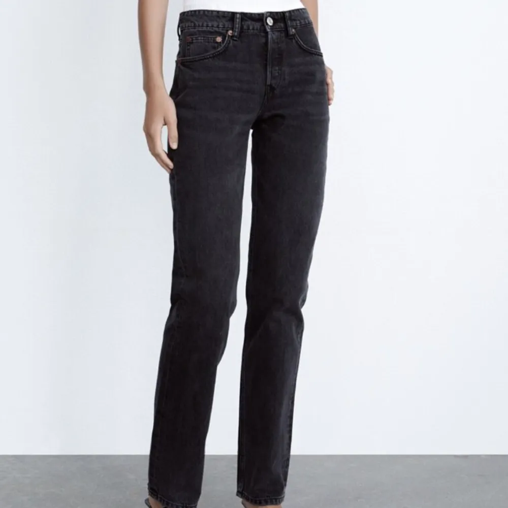 Intressekoll! Slutsålda super fina svarta jeans från zara! Är i helt nyskick🖤storlek 36 men passar även 34. Jeans & Byxor.