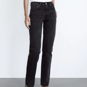 Jeans  - Intressekoll! Slutsålda super fina svarta jeans från zara! Är i helt nyskick🖤storlek 36 men passar även 34