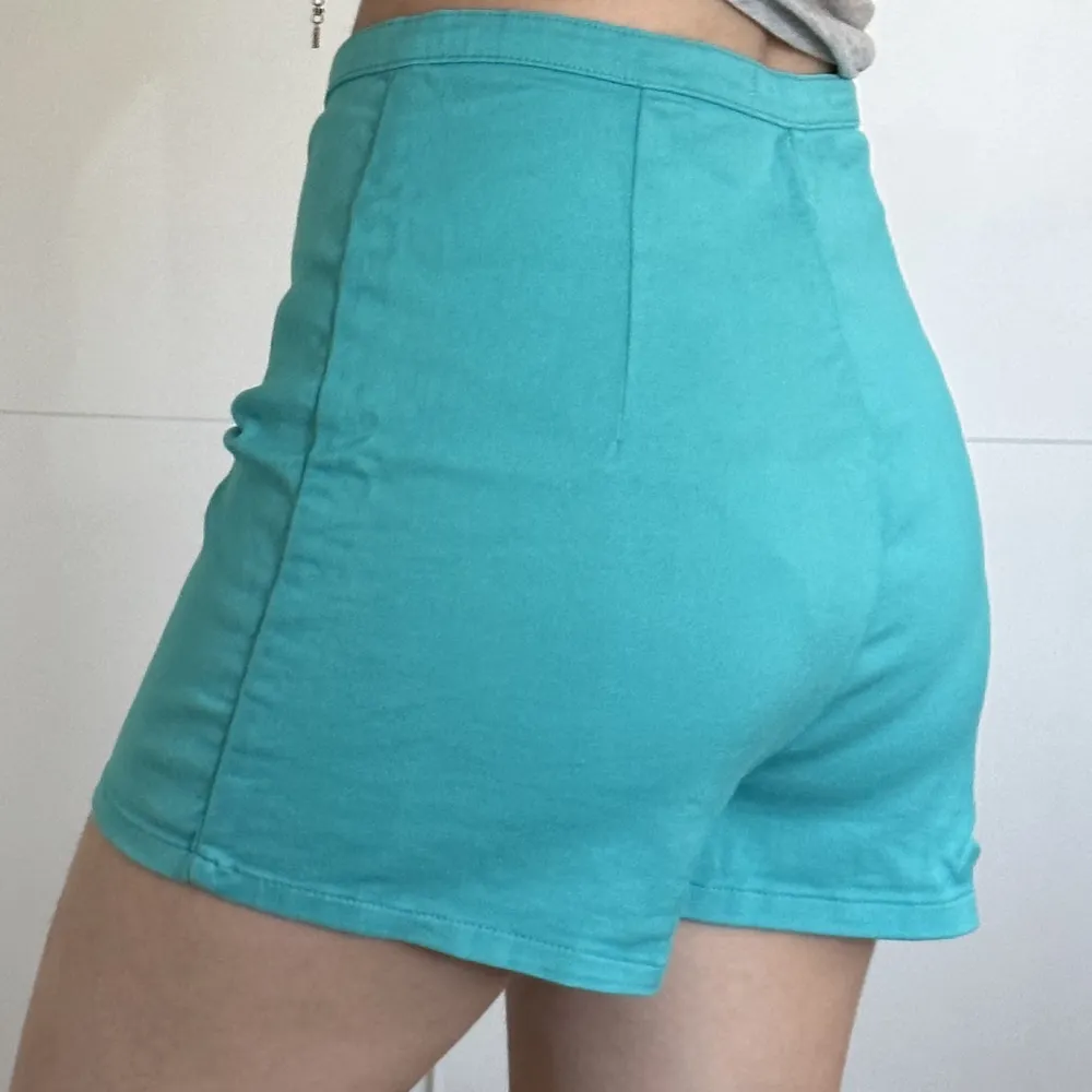 Turkos shorts från Zara. Aldrig använt, säljer på grund av att den känns lite stor för mig. Kolla på min profil för mer info. 🩵🩵🩵. Shorts.