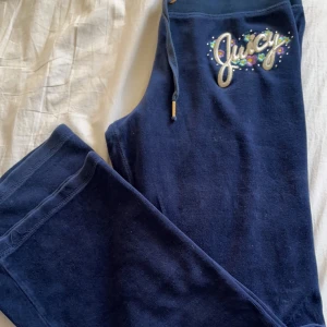 Vintage Juicy byxa - Säljer denna jätte fina vintage juicy byxan. Säljer den för att jag ej har någon användning av den. Den är storlek L och lågmidjad. Inga defekter. Matchande kofta finns på min profil. För mer bilder skriv privat 💕