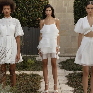 By malina studentklänning - Säljer denna fina studentklänning för att jag hittade en annan❤️Den är helt ny med lapp och köptes för 2600 + frakt. Pris kan diskuteras vid snabb affär!