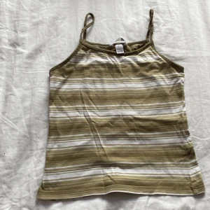 Topp  - En militärgrön randigt linne