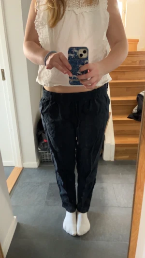 Linnebyxor mörkblåa - Jag säljer nu mina mörkblåa linnebyxor som är från hm. De är jättesköna och perfekta om man ska tex jobba och behöver mörka byxor. Jag kan absolut förhandla priset. Hör av er för mer frågor!