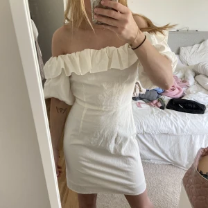 Fin sommarklänning! - Säljer denna fina vita klänningen, aldrig använd prislappen kvar, köpt på hm förra året, storlek 36🤍