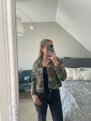 Militärgrön jeansjacka  - Fin militärgrönn jeansjacka från Gina tricot.💕 Passar perfekt nu till våren och sommaren 💕