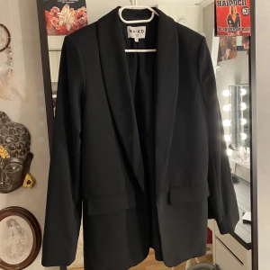 Kavaj - Oversized kavaj, aldrig använd. Kan skickas mot frakt eller mötas upp i Falun.💘