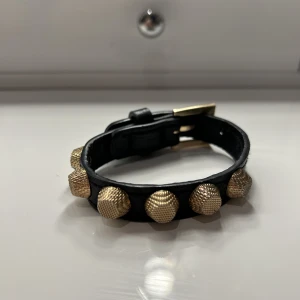 Armband  - Så coolt armband som liknar balenciaga. Köpt för ett år sen men kommer inte till användning. Bra skick, använd 2 gånger. Hör av er vid frågor och intressen❤️