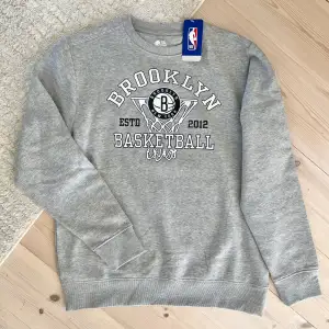 Tröjan är i 100% nyskick och säljer den på grund av att undvika tullavgifter som hade tillkommit på grund av att tröjan beställdes från NBA store i England