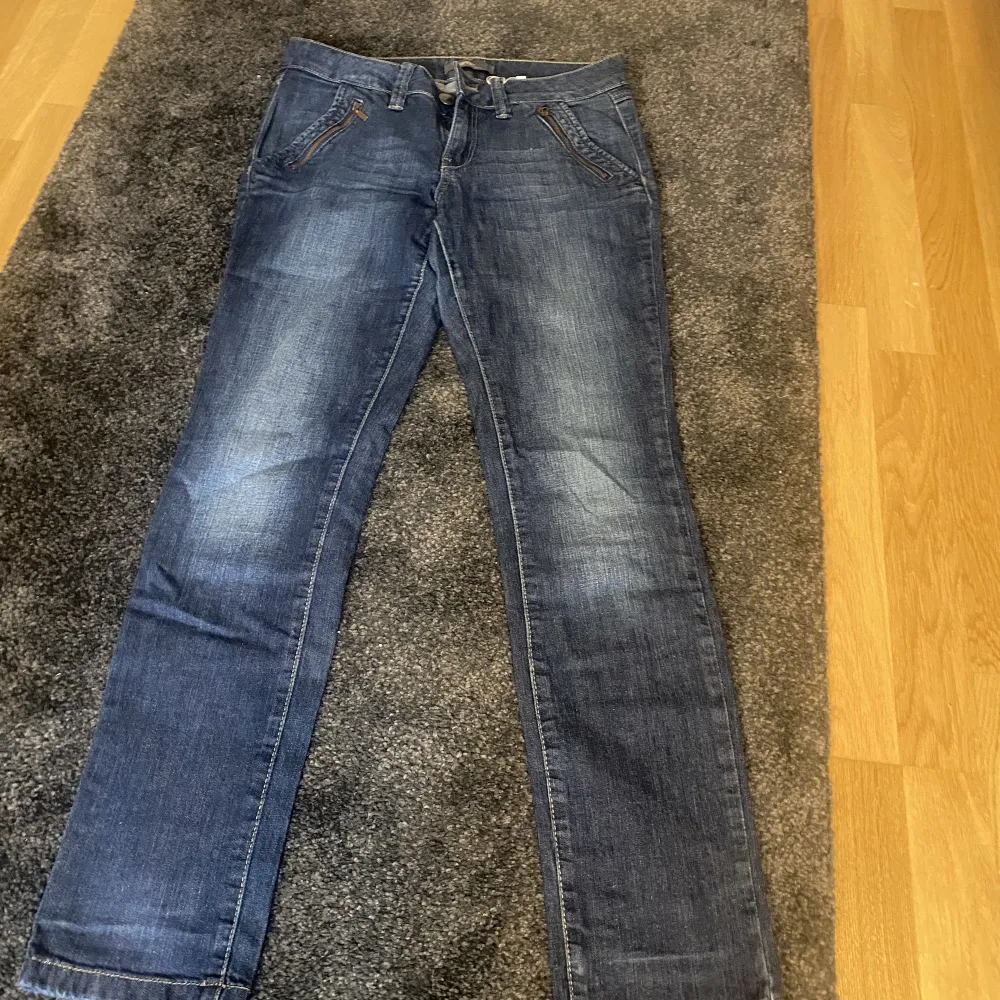 Low waist jeans med snygga kedjor därfram och mönster på bakfickorna  Kolla min profil för mer jeans. Jeans & Byxor.