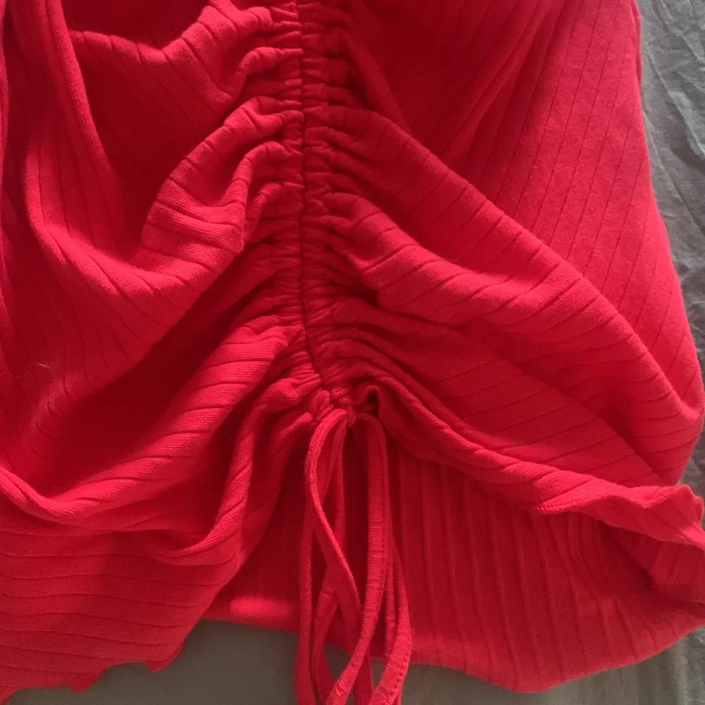 Röd klänning från shein med knyte där nere, den är större än va den ser ut, endast testad.. Klänningar.