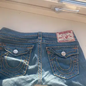 Säljer ett par så fina true religion jeans som e lågmidgade å utsvängda så de e inte skiny,kan skicka mer bilder❤️❤️