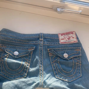 True religon jeans - Säljer ett par så fina true religion jeans som e lågmidgade å utsvängda så de e inte skiny,kan skicka mer bilder❤️❤️