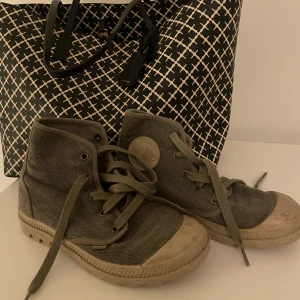 Palladium skor  - Grå palladium skor i storlek 37. 120kr+frakt 