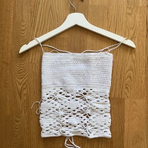 Virkad somrig topp - Säljer denna fina topp som jag själv har virkat. Materialet är väldigt tunnt och luftigt och toppen funkar även som tubtopp. Perfekt för sommarn med sin öppna rygg och väldigt snygg💞skriv om ni har frågor. Kan diskutera pris💗