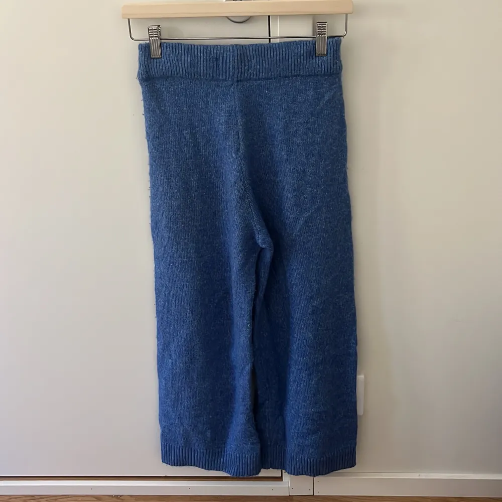 Jag säljer de här fina blåa stickade byxorna då de inte kommer till användning. Materialet är väldigt mjukt och byxorna är i nyskick. Skriv vid intresse eller frågor❤️. Jeans & Byxor.