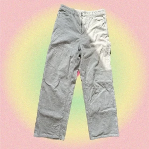 Manchesterbyxor straight - Säljer en av mina absoluta favoritbyxor som tyvärr blivit för små i midjan… Raka manchesterbyxor i strl 36 som passar mig som är 157 cm lång. I fint skick. Normal midjehöjd.