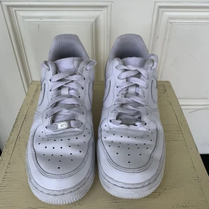 Air force 1 - Säljer mina air force då dem inte kommer till användning, skorna är i använd kondition men är fortfarande fina och bra 6/10 skick. Dem har lite skador inuit skon och längst nere vid sulan men det är inget man kan se när man har på sig skorna. 