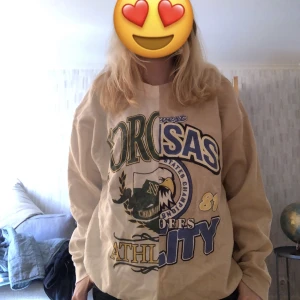 Vit beig sweatshirt  - Vit beig sweatshirt från hm. Säljer då den inte är min stil länge. Har bara använt den tre eller fyra gånger