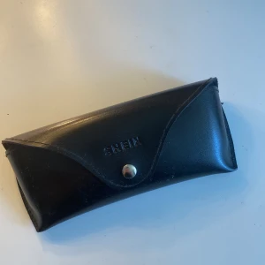 Solglasögon  - Jättefina solglasögon från SHEIN aldrig använt. Råka köpa 2 par så säljer ett par💗