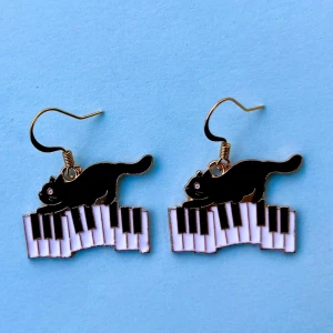 Katt örhängen 🐈 - Nickelfria krokar och fri frakt 🐈