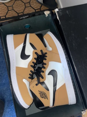 Air Jordan 1 Retro High Rookie of the Year - Skick: 9/10 Storlek: 42 Kollar intresset behöver nödvändigtvis inte sälja den men får jag ett bra pris så säljer jag