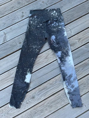 Nike Dri-fit leggings  - Grå/svart/vita  Väldigt sköna och med en lite åtstramande effekt. Mycket fint skick! Liten ficka i baksidan av linningen. Storlek S.  80% nylon, 20% elastan 