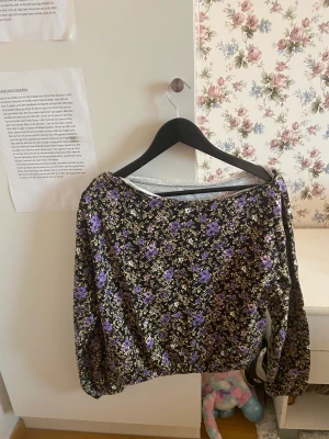 Tröja  - En blommig tröja.kort vid axlarna.kostar 45kr+25kr frakt 