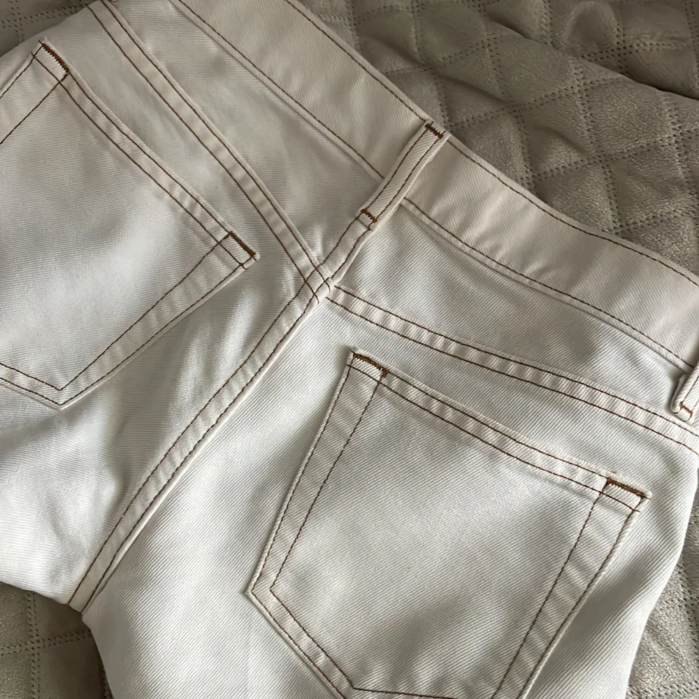 Super snygga bootcut jeans, köpt i vintras. Säljer då de ej kommer till andvändning!💕. Jeans & Byxor.