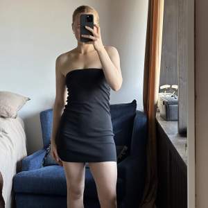 Säljer min Djerf Avenue Black Berries Tube Dress i xs🌸 Nyskick pga köpte för liten storlek, därav knappt använd och nu säljs🥰
