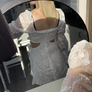 Vit klänning  - Helt ny vit klänning. Säljer pga för liten. Bilden är tagen av min vän då den inte går på mig.