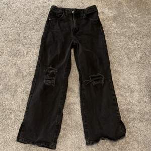  Jeans, håliga byxor som lite gått av men ändå bra skick, storlek 140. Byxor från HM