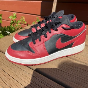 Air Jordan 1 low Reverse Bred - Air Jordan 1 low röda och svarta som är i storlek 39, UK 6 Skicket är 10/10. Fina skor som inte har används mycket.