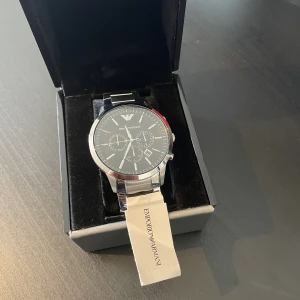 Emporio Armani klocka - Emporio Armani klocka, helt oanvänd, skick 10/10. Knappt tagits ut ur boxen. 