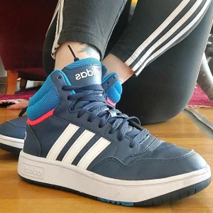 Adidas Hardcourt Hi - Sparsamt använda och som nya. Säljer pga kan inte ha på mig hitops med diskbråck 😭