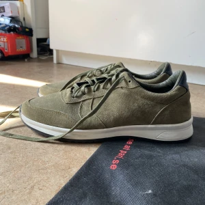 Oanvända Pari - Oanvända skor från märket Pari. Nypris 1000kr. Storlek 43. 