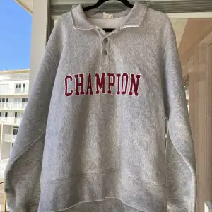 Champion pullover med krage. Storlek M. Använd ett fåtal gånger och ej sliten. 