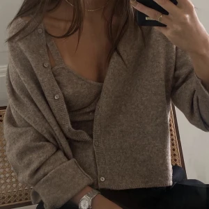 Stickad kofta + topp  - Stickad kofta + topp från Zara, aldrig använt! Storlek S på koftan och M på toppen 🤎